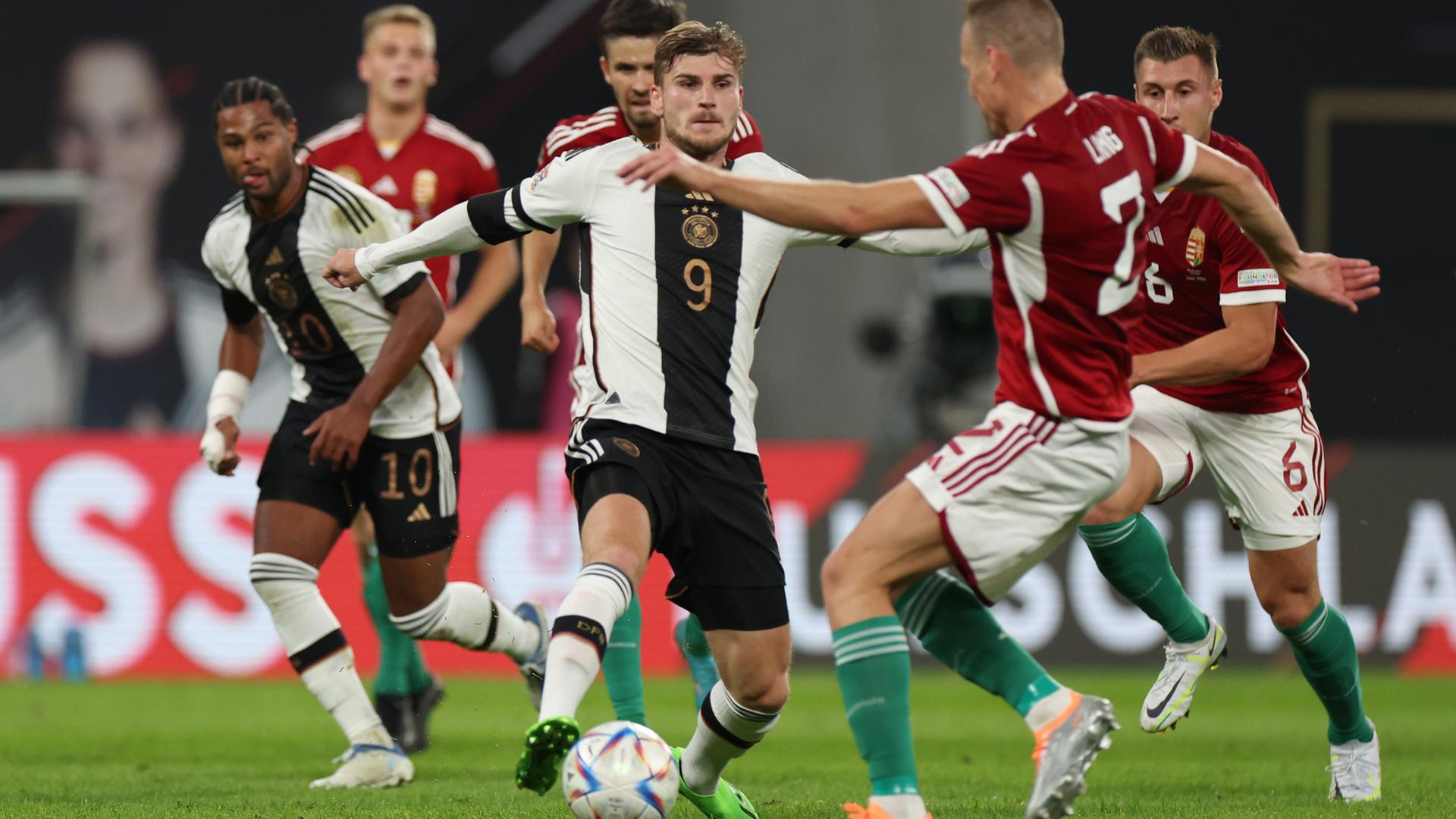 Timo Werner und Ungarns Adam Lang kämpfen um den Ball. Timo Werner und Ungarns Adam Lang kämpfen um den Ball.