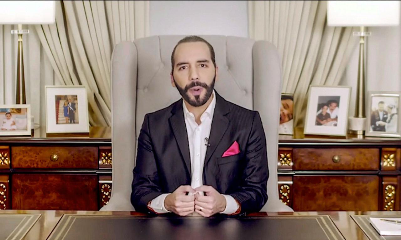 Der Präsident von El Salvador Nayib Bukele sitzt an einem Schreibtisch während einer Videokonferenz. Der Präsident von El Salvador Nayib Bukele sitzt an einem Schreibtisch während einer Videokonferenz.