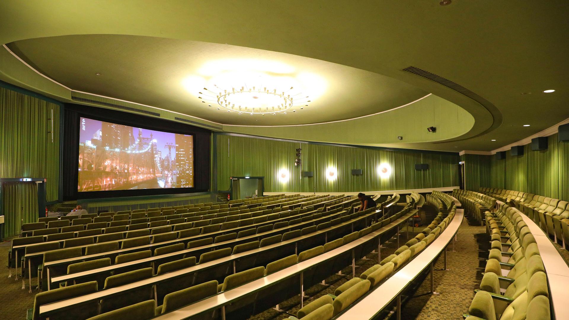Blick in den leeren Saal des Kino Gloria in Kassel. Blick in den leeren Saal des Kino Gloria in Kassel.
