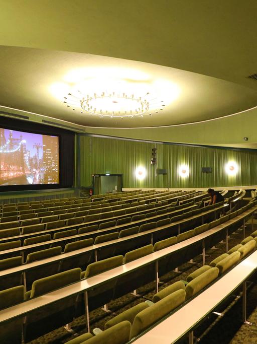 Blick in den leeren Saal des Kino Gloria in Kassel.