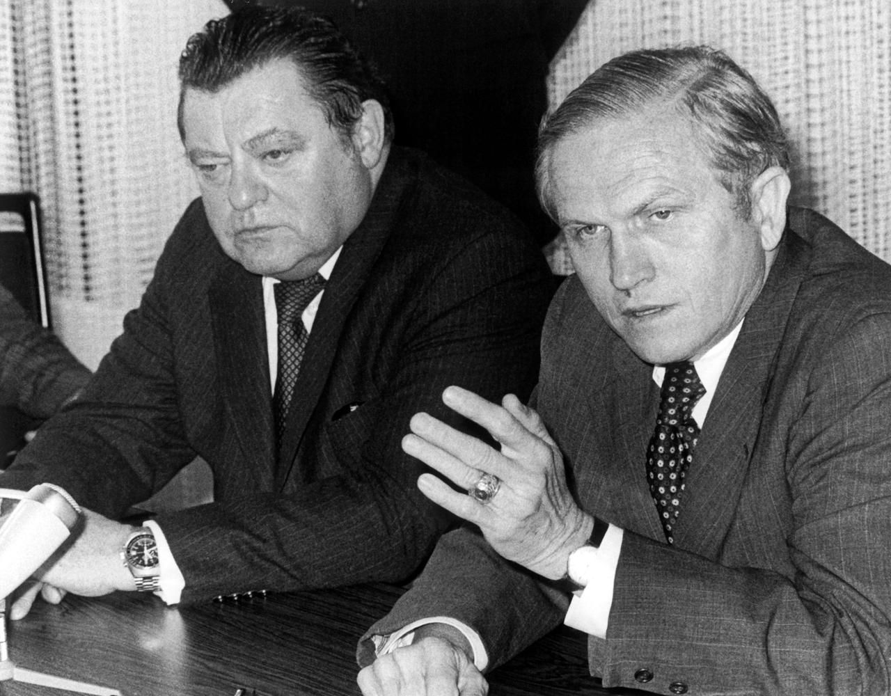 1977: Franz Josef Strauss (l) als Aufsichtsratsvorsitzender der Airbus Industrie und Frank Borman als Präsident der US-Fluggesellschaft Eastern Airlines während einer Pressekonferenz in Bonn 1977: Franz Josef Strauss (l) als Aufsichtsratsvorsitzender der Airbus Industrie und Frank Borman als Präsident der US-Fluggesellschaft Eastern Airlines während einer Pressekonferenz in Bonn
