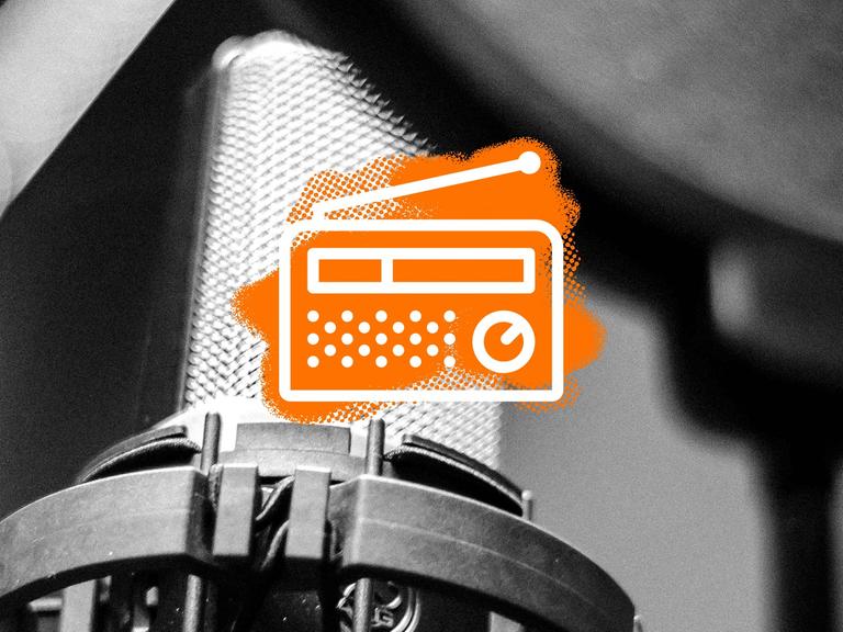 Zu sehen: Eine Collage aus einem alten Mikrofon und einer in orangener Farbe gezeichneten Klappe für eine Filmaufnahme. 