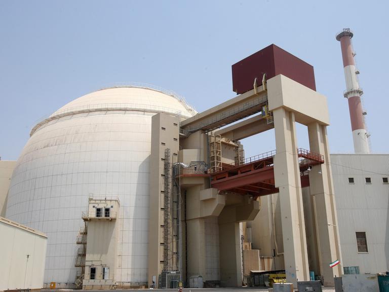Das Bild zeigt ein Atomkraftwerk von außen.