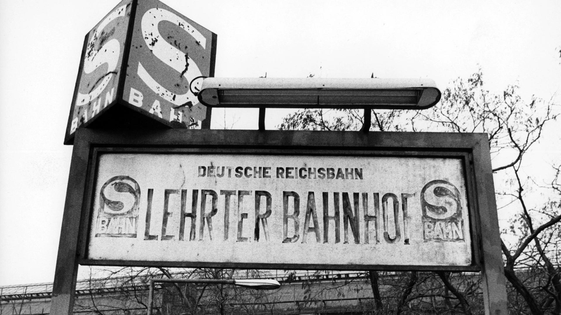 Blick auf einen Eingang in den Lehrter Bahnhof in Westberlin am 26.12.1983. Bis 1984 betrieb die Deutsche Reichsbahn aus der DDR auch die S-Bahn-Strecken in Westberlin. Blick auf einen Eingang in den Lehrter Bahnhof in Westberlin am 26.12.1983. Bis 1984 betrieb die Deutsche Reichsbahn aus der DDR auch die S-Bahn-Strecken in Westberlin.