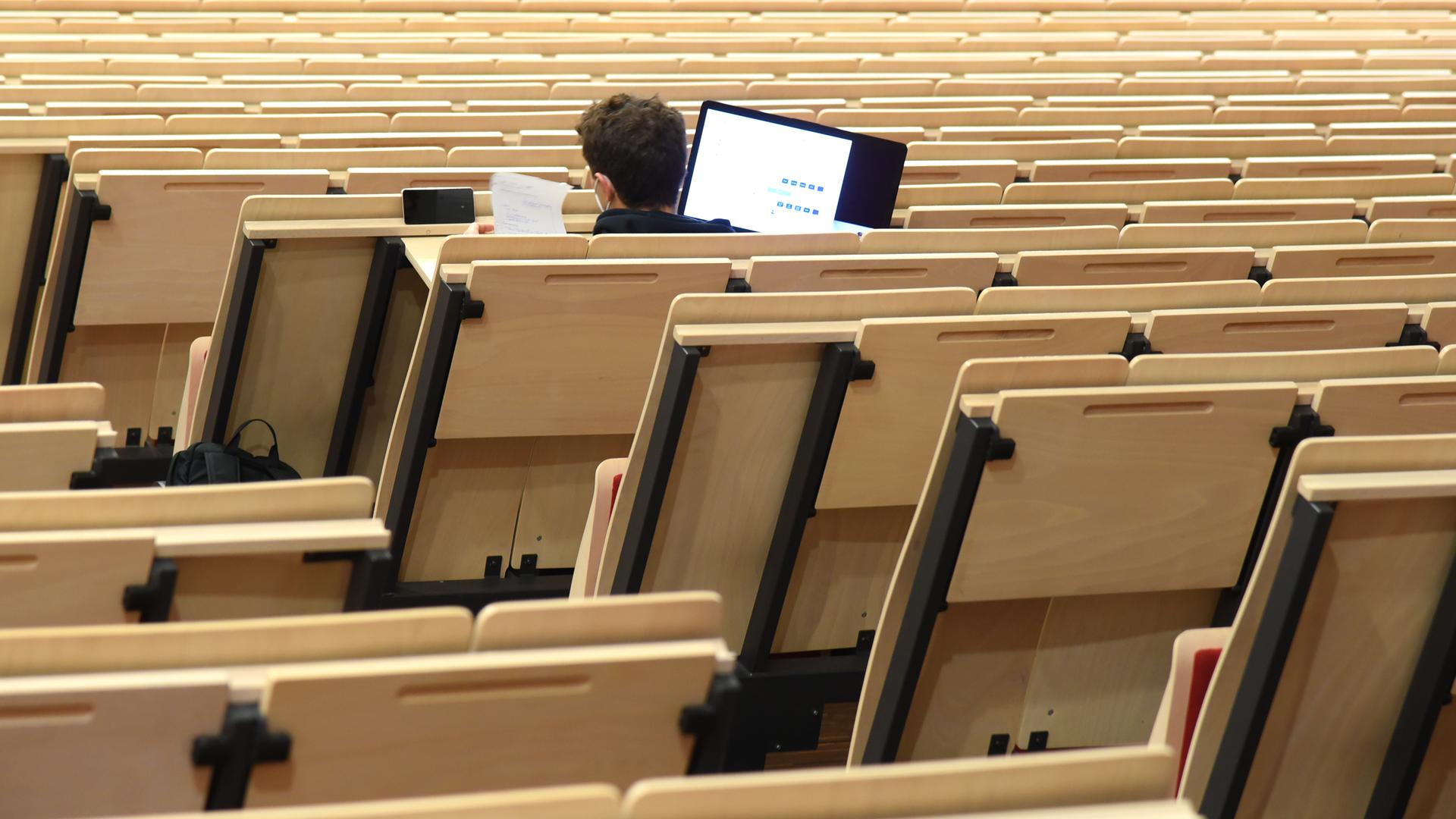 An der Universität Leipzig sitzt ein Informatikstudent bei einer digitalen Vorlesung allein im Auditorium maximum. An der Universität Leipzig sitzt ein Informatikstudent bei einer digitalen Vorlesung allein im Auditorium maximum.