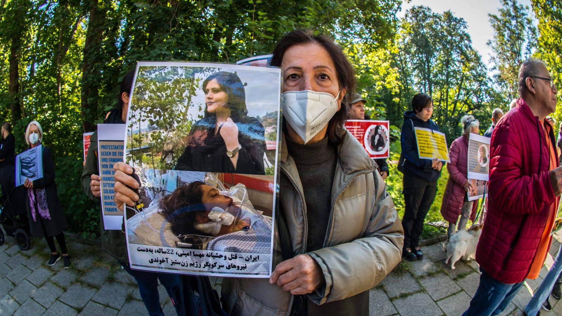 Proteste - "Frauen schreiben Geschichte im Iran" - deutsche Politiker fordern Unterstützung und Solidarität für Demonstrierende