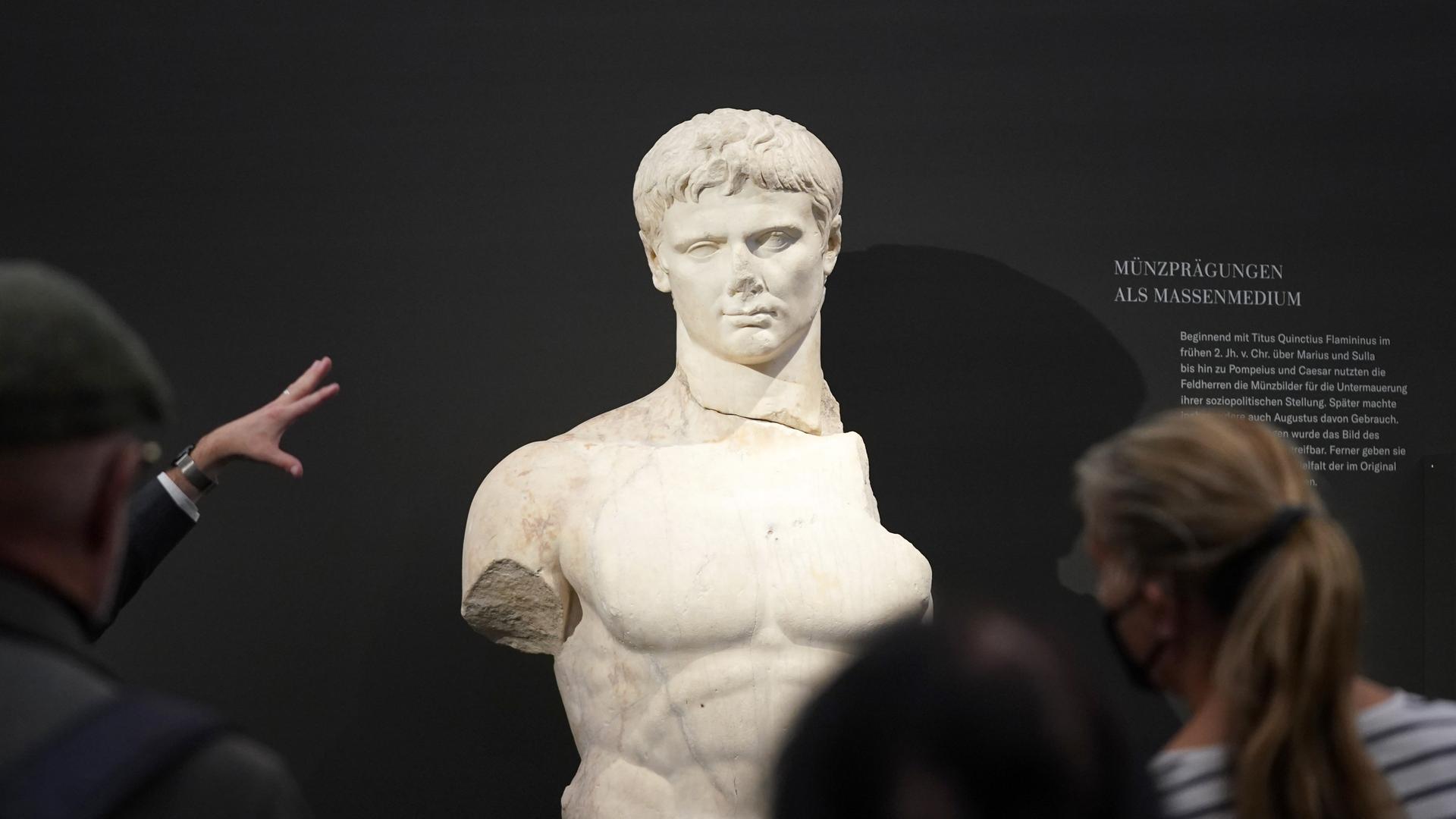 Eine Augustus-Statue, Leihgabe des Museums in Arles, ist in der Ausstellung "Die neuen Bilder des Augustus. Macht und Medien im antiken Rom" im Bucerius Kunstforum Hamburg zu sehen