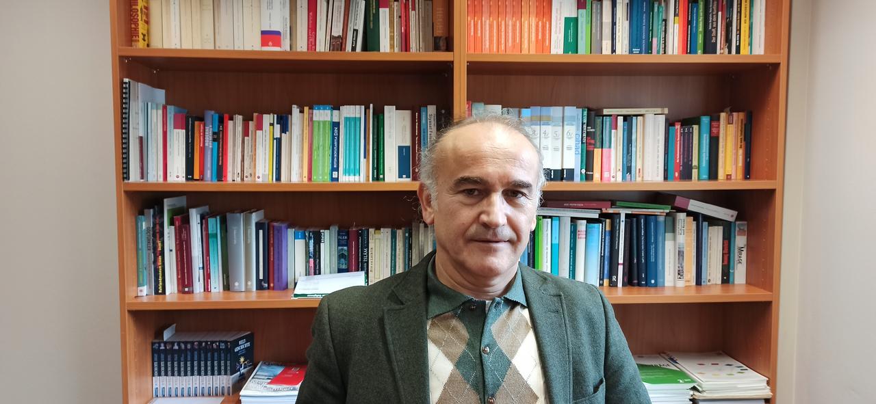 Der Religionswissenschaftler Ertuğrul Şahin im grauen Sakko vor einer Bücherwand. Der Religionswissenschaftler Ertuğrul Şahin im grauen Sakko vor einer Bücherwand.