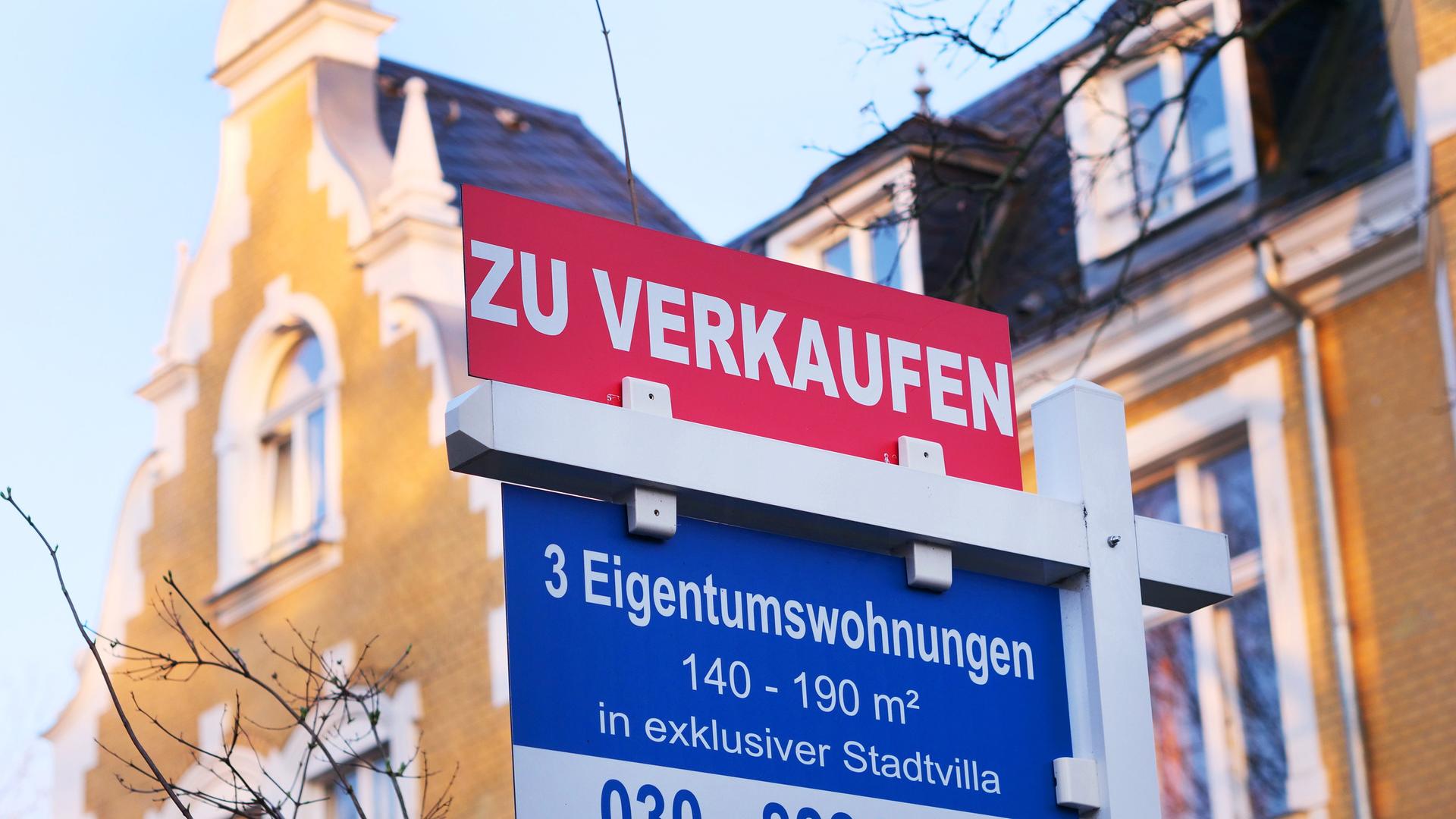 25.03.2020, Berlin. Vor einem Haus in Lichterfelde hängt das Schild eines Maklers mit der Aufschrift "Zu verkaufen. 3 Eigentumswohnungen, 140 -190 qm in exklusiver Stadtvilla. Foto: Wolfram Steinberg/dpa 25.03.2020, Berlin. Vor einem Haus in Lichterfelde hängt das Schild eines Maklers mit der Aufschrift "Zu verkaufen. 3 Eigentumswohnungen, 140 -190 qm in exklusiver Stadtvilla. Foto: Wolfram Steinberg/dpa