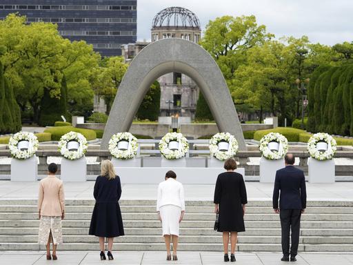 May 19, 2023, Hiroshima, Japan: L-R Wife of British Prime Minister Rishi Sunak, Akshata Murty, US First Lady Jill Biden, Japan s First Lady Yuko Kishida, wife of German Chancellor Olaf Scholz, Britta Ernst, and husband of European Commission President Ursula von der Leyen, Heiko von der Leyen, attend a flower wreath laying ceremony at the Cenotaph for Atomic Bomb Victims in the Peace Memorial Park as part of the G7 Hiroshima Summit in Hiroshima, Japan, 19 May 2023.  Franck Robichon / Pool The G7 Hiroshima Summit will be held from 19 to 21 May 2023. Hiroshima Japan - ZUMAz114 20230519_zih_z114_049 Copyright: xPOOLx
