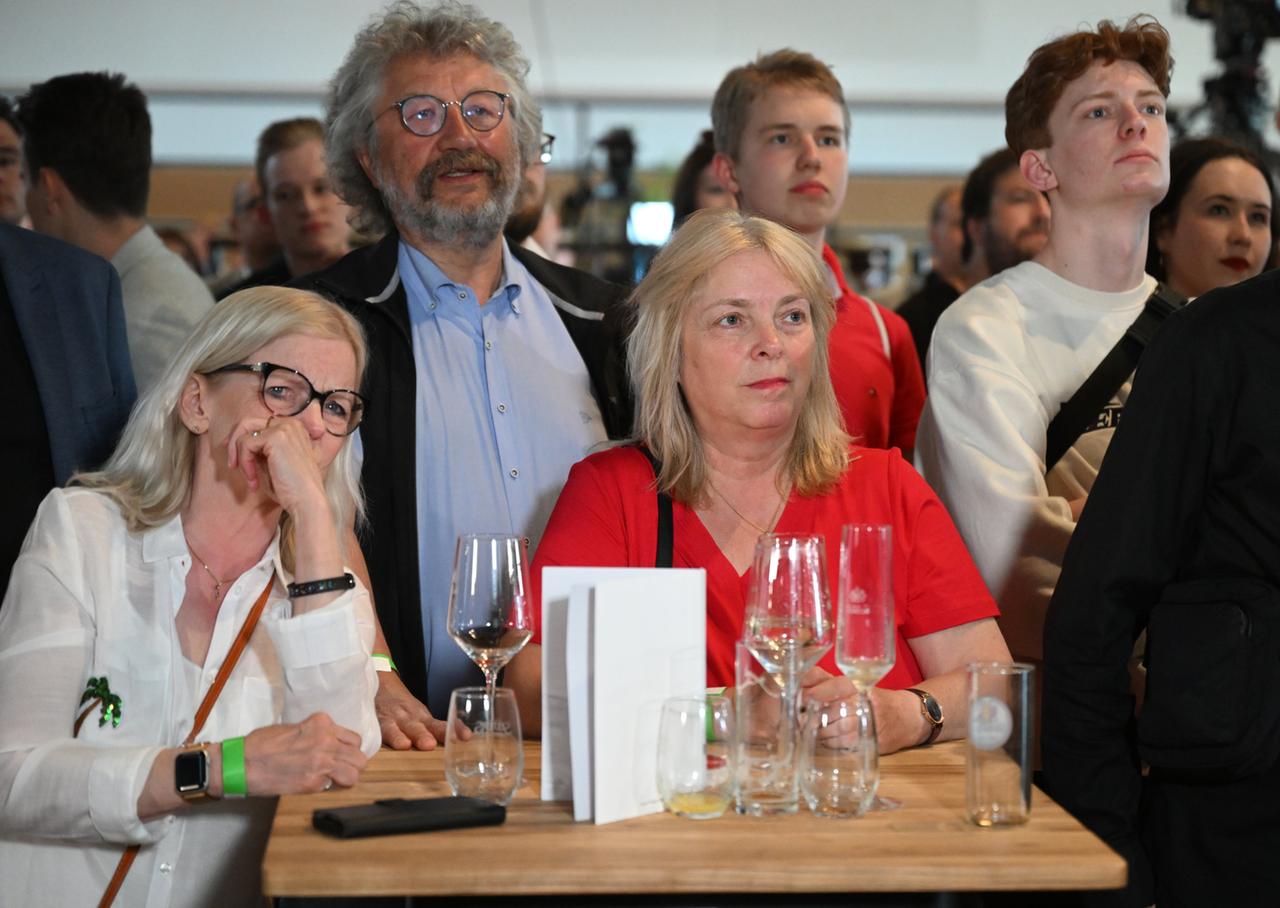 Teilnehmer der Wahlparty der SPD reagieren in den Düsseldorfer Rheinterrassen auf die ersten Prognosen. Teilnehmer der Wahlparty der SPD reagieren in den Düsseldorfer Rheinterrassen auf die ersten Prognosen.