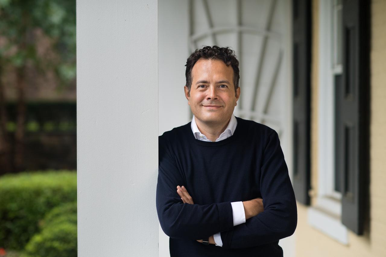 Der Literaturwissenschaftler Carlos Spoerhase lehnt mit verschränkten Armen an einer weißen Säule und lächelt in die Kamera - im Hintergrund lässt sich ein Garten erahnen. Der Literaturwissenschaftler Carlos Spoerhase lehnt mit verschränkten Armen an einer weißen Säule und lächelt in die Kamera - im Hintergrund lässt sich ein Garten erahnen.