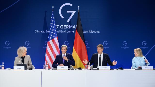 Berlin: Robert Habeck, John Kerry, Jennifer Morgan und Amy Gutmann, sitzen beim Treffen der G7-Minister für Klima, Energie und Umwelt zusammen an einem Tisch.