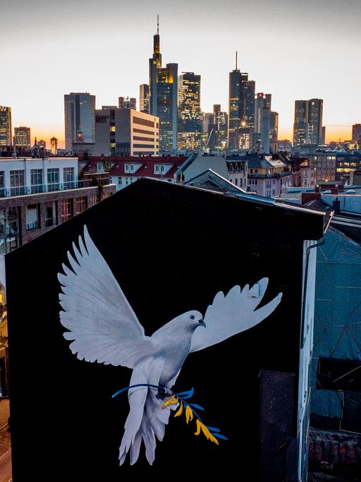 Ein Friedenswandbild, das eine Taube mit einem Zweig in ukrainischen Farben des Künstlers Justus Becker zeigt.