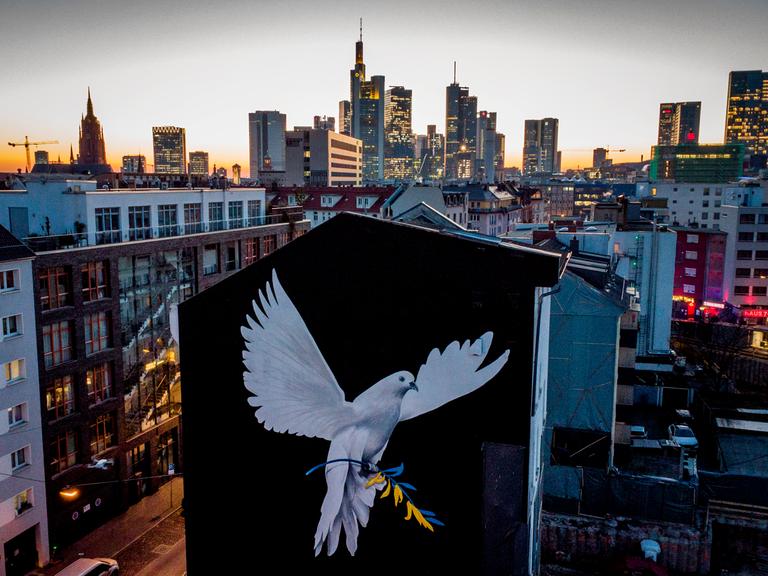 Ein Friedenswandbild, das eine Taube mit einem Zweig in ukrainischen Farben des Künstlers Justus Becker zeigt.
