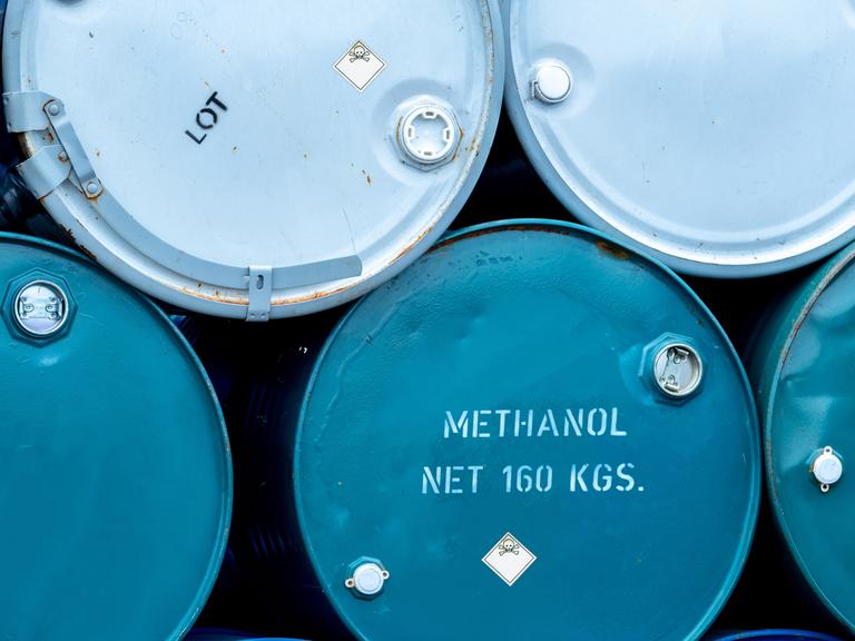 Herkömmliches Methanol ist deutlich günstiger in der Herstellung als grünes Methanol. Ein Berliner Startup möchte das ändern und auch grünes Methonal wirtschaftlicher herstellen lassen.