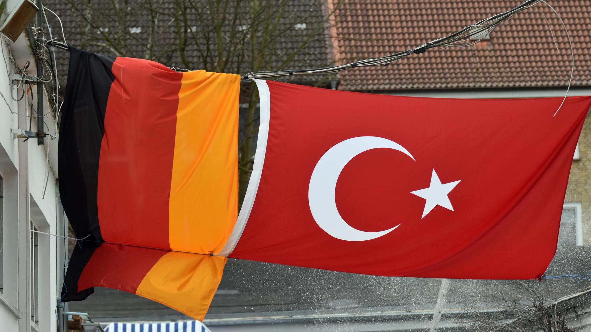 Eine Deutsche und eine Türkische sind zusammengebunden. Eine Deutsche und eine Türkische sind zusammengebunden.