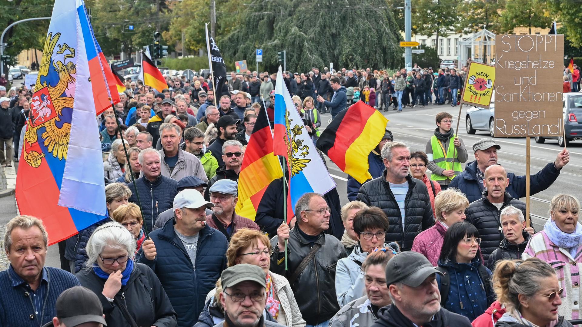 Menschen nehmen an einer Demonstration im Stadtzentrum von Frankfurt (Oder) teil. Anlass waren die Energiekrise, der Krieg in der Ukraine und die Corona-Politik. 