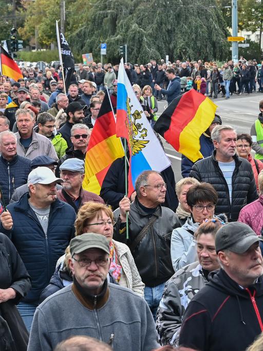 Menschen nehmen an einer Demonstration im Stadtzentrum von Frankfurt (Oder) teil. Anlass waren die Energiekrise, der Krieg in der Ukraine und die Corona-Politik. 