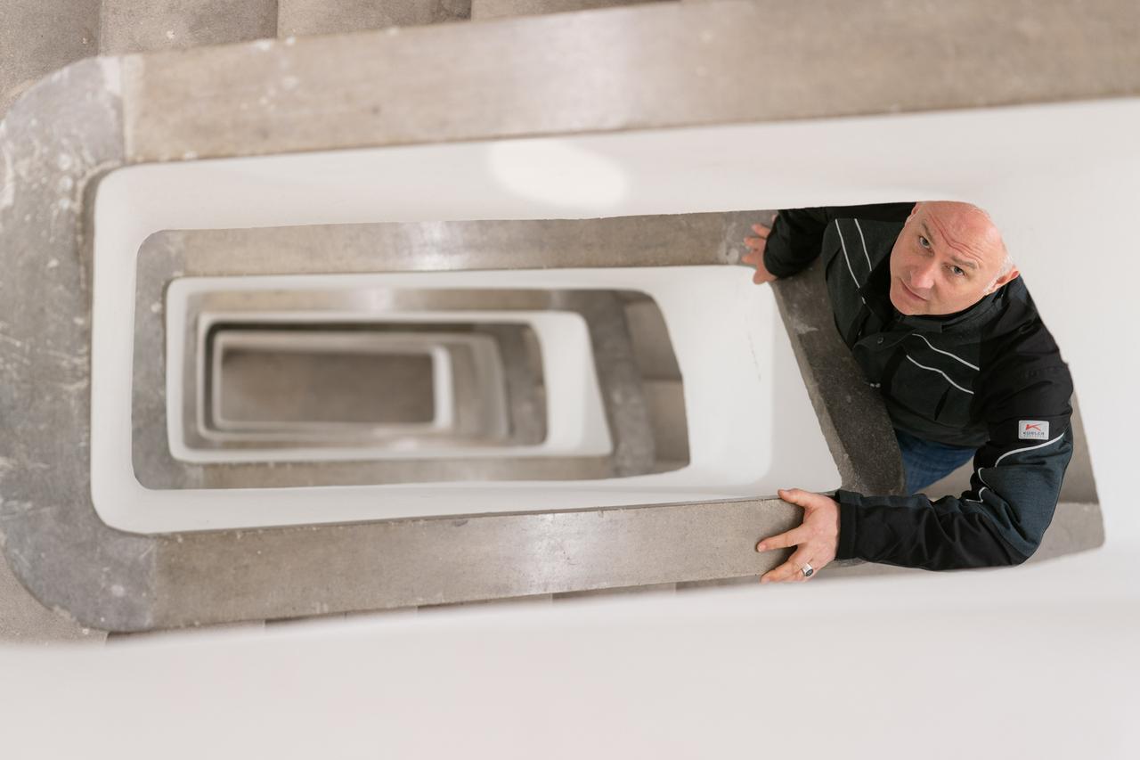 Der Betreiber des Deutschen Bunkermuseums, Nils Brennecke, blickt im Treppenhaus des Museums nach oben. Der Betreiber des Deutschen Bunkermuseums, Nils Brennecke, blickt im Treppenhaus des Museums nach oben.