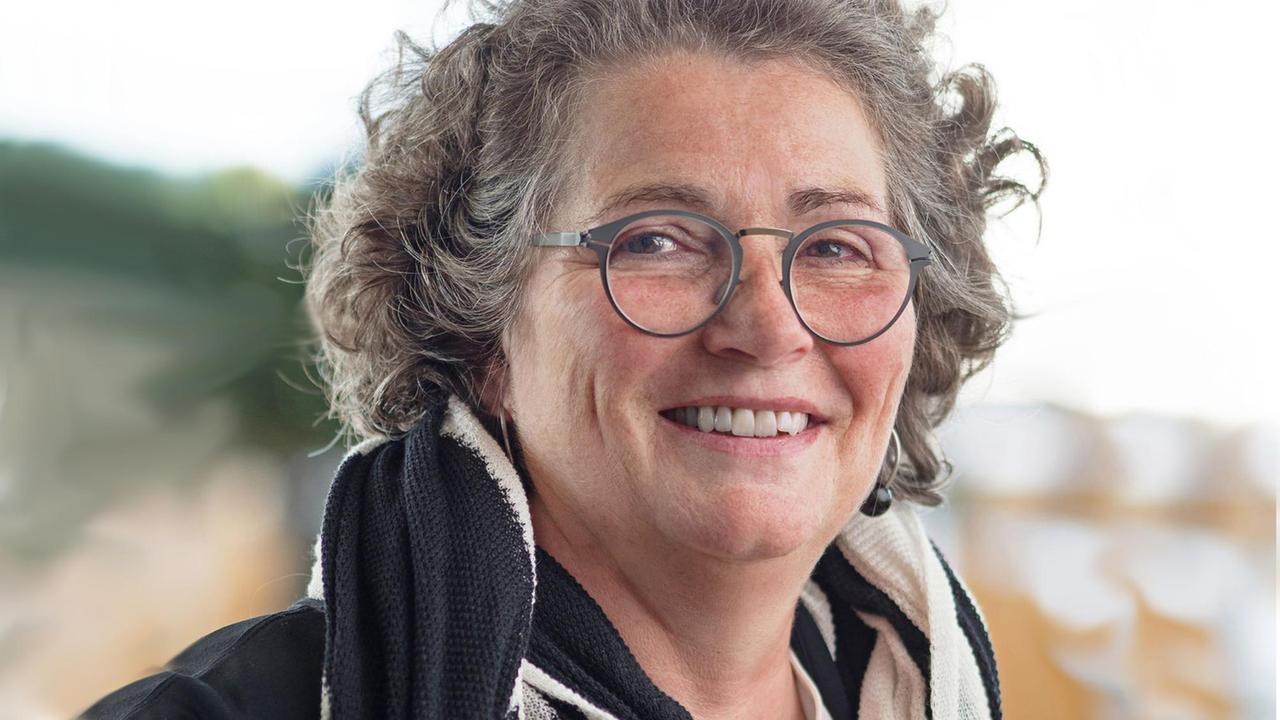 Waltraud Weegmann blickt lachend in die Kamera Waltraud Weegmann blickt lachend in die Kamera