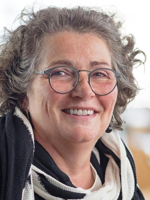 Waltraud Weegmann blickt lachend in die Kamera