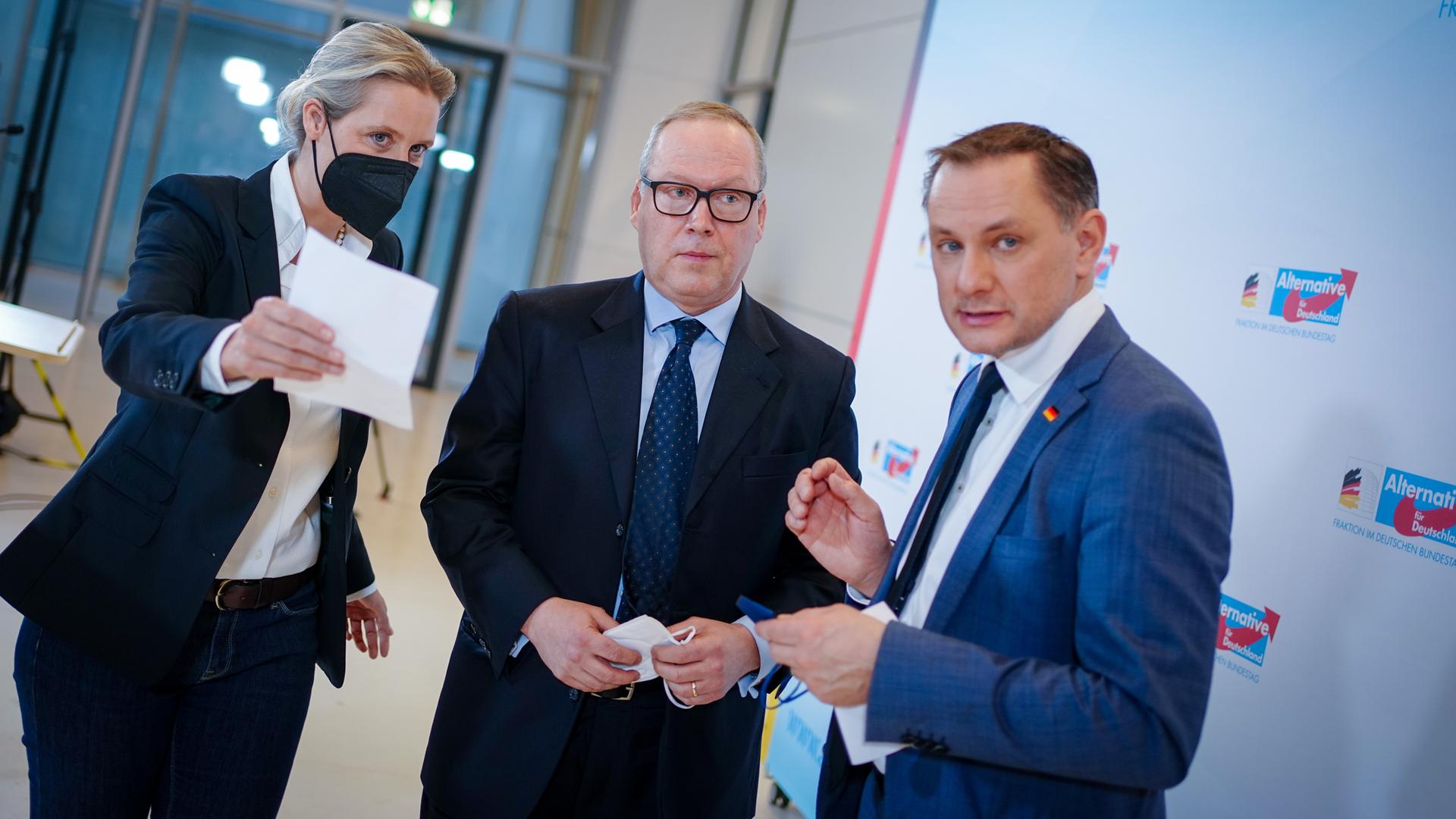 Max Otte steht in der Mitte zwischen den AfD-Politikern Alice Weidel und Tino-Chrupalla. Max Otte steht in der Mitte zwischen den AfD-Politikern Alice Weidel und Tino-Chrupalla.