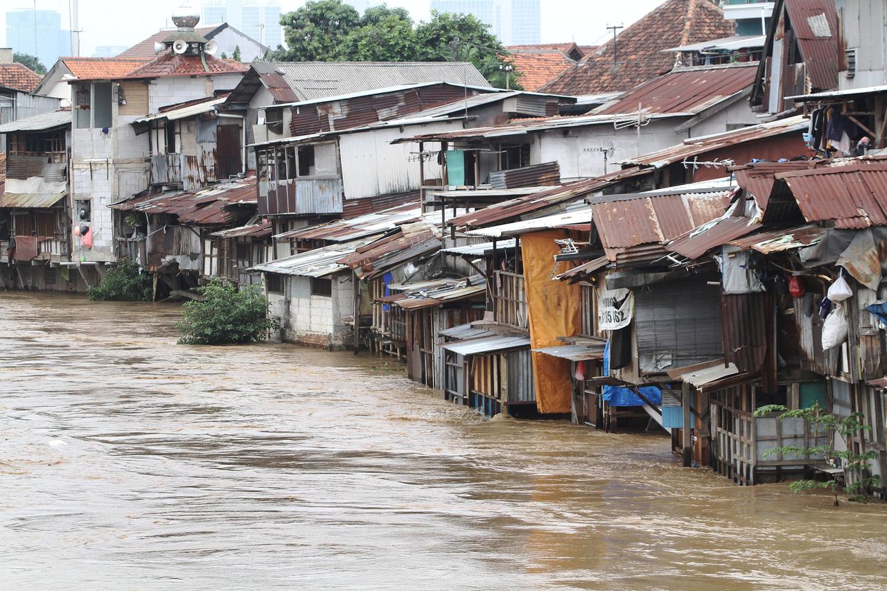 Überschwemmungen in den Slums der indonesischen Hauptstadt Jakarta: Baufällige Hütten stehen im Wasser. Überschwemmungen in den Slums der indonesischen Hauptstadt Jakarta: Baufällige Hütten stehen im Wasser.
