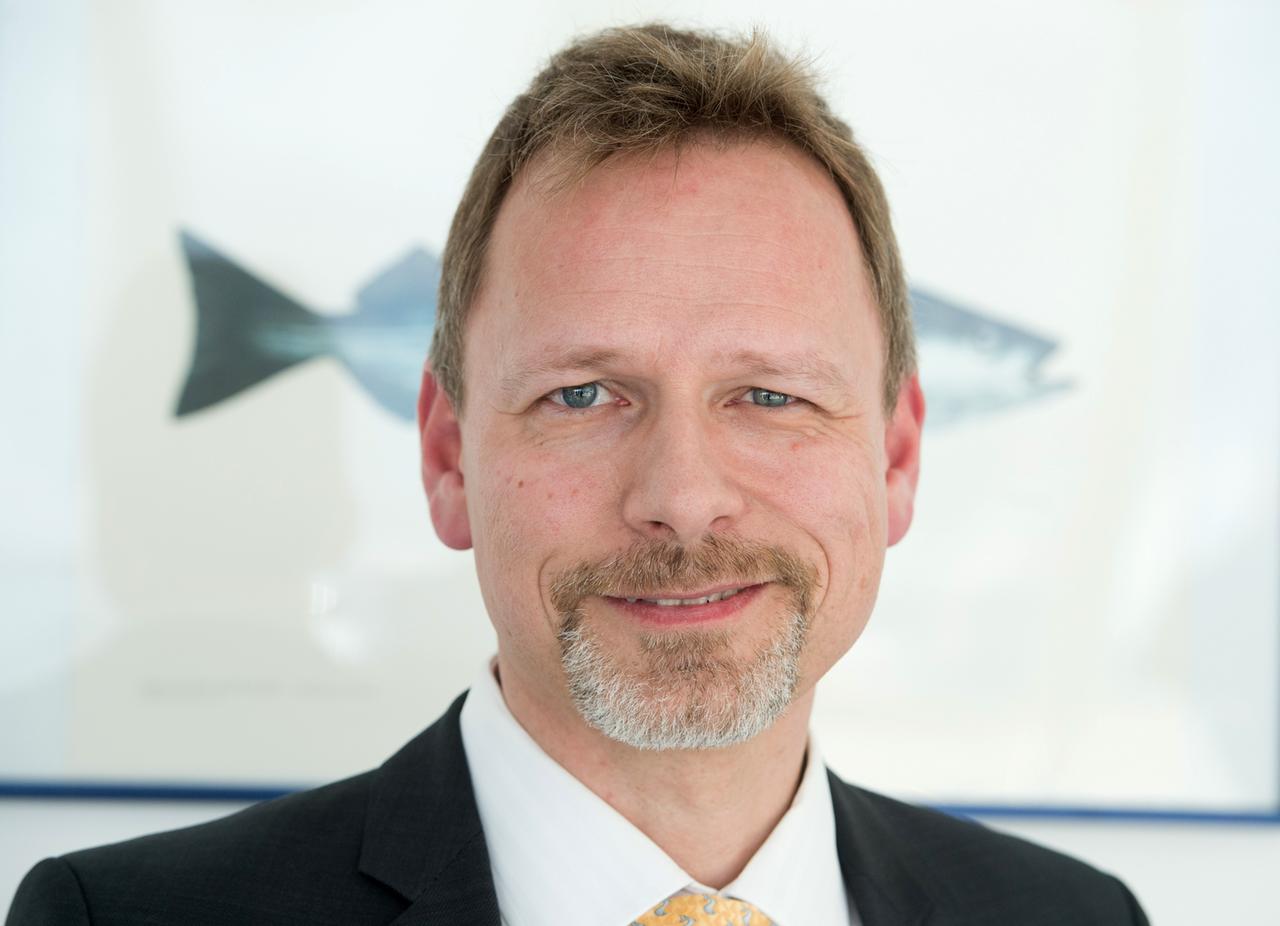 Dr. Christopher Zimmermann, Direktor des Thünen-Instituts für Ostseefischerei, sieht den Wissenstransfer in Gefahr. Gemeinsam mit Russland bearbeitete Themen können noch so drängend sein – sogar die Klimaforschung werde im Zweifel gestoppt durch die institutionelle Kontaktsperre, erklärt der Meeresbiologe.
Dr. Christopher Zimmermann, Direktor des Thünen-Instituts für Ostseefischerei, sieht den Wissenstransfer in Gefahr. Gemeinsam mit Russland bearbeitete Themen können noch so drängend sein – sogar die Klimaforschung werde im Zweifel gestoppt durch die institutionelle Kontaktsperre, erklärt der Meeresbiologe.