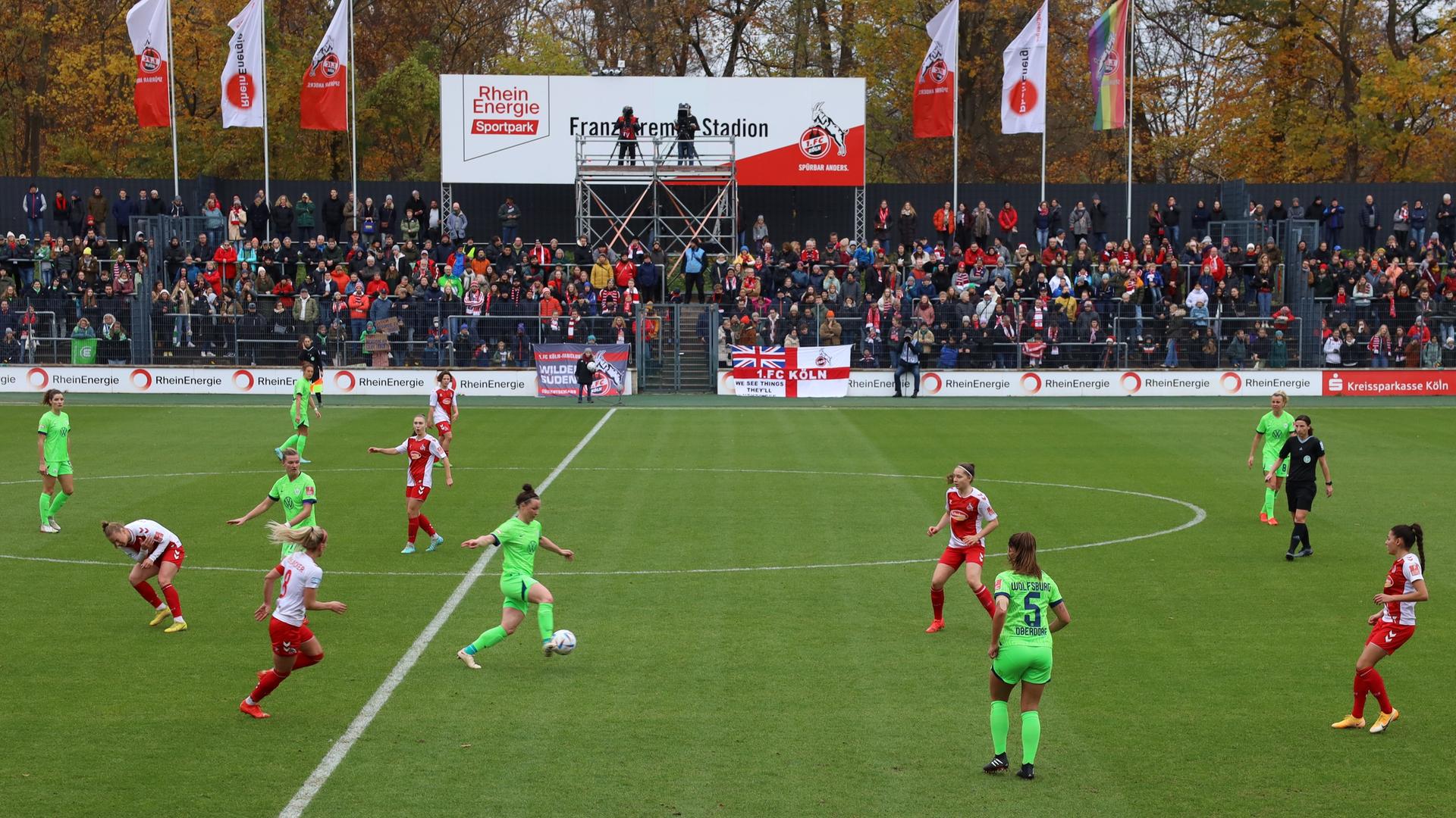 Volle Tribünen in der Frauen-Bundesliga, hier beim Spiel zwischen dem 1. FC Köln und dem VfL Wolfsburg.