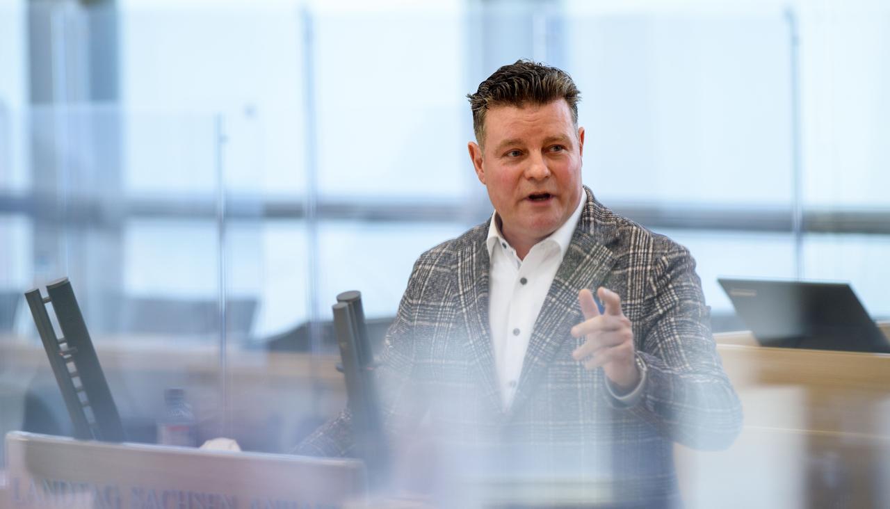 Markus Kurze (CDU) steht im Plenarsaal des Landtages am Rednerpult. Markus Kurze (CDU) steht im Plenarsaal des Landtages am Rednerpult.