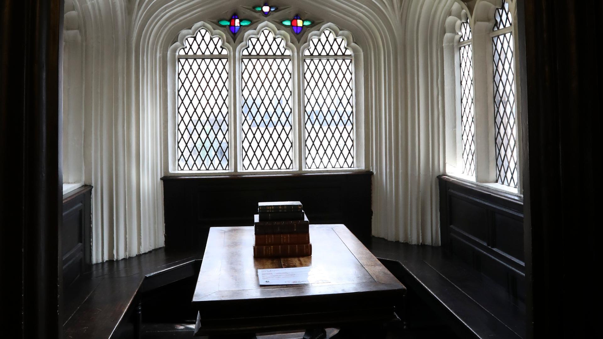 An diesem Tisch in der Chetham's Library in Manchester arbeiteten einst Karl Marx und Friedrich Engels. An diesem Tisch in der Chetham's Library in Manchester arbeiteten einst Karl Marx und Friedrich Engels.