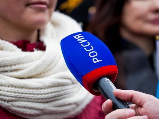 Ein Mikrofon des russischen TV-Senders "RTR Planeta".