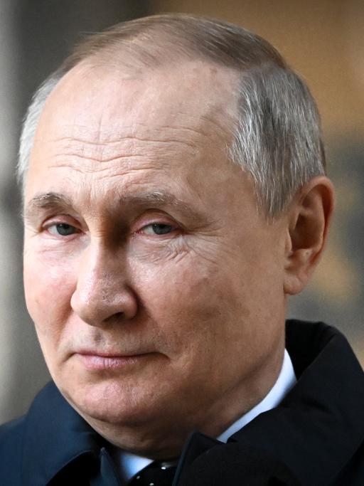 Nahaufnahme des Gesichts von Wladimir Putin.