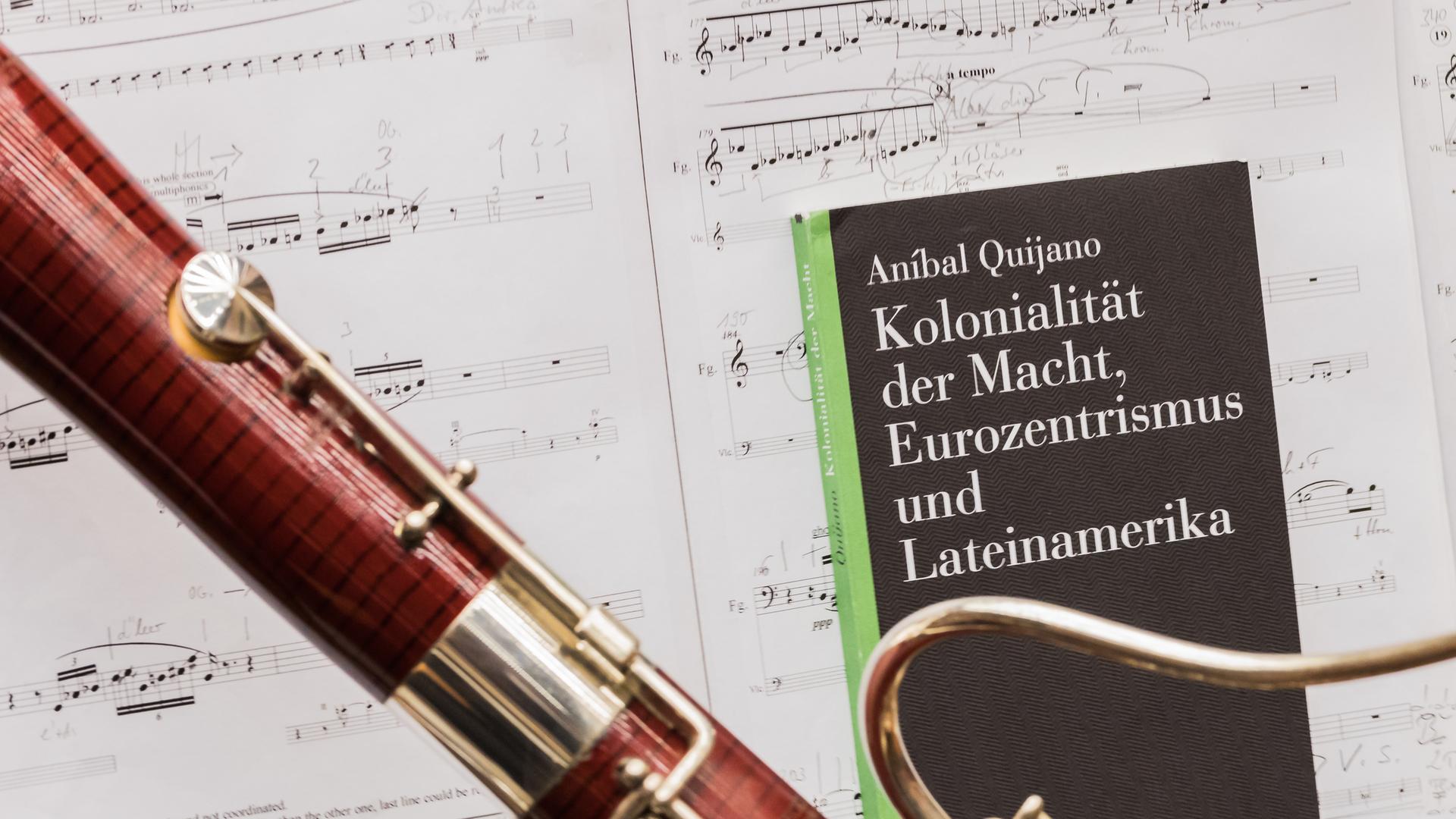 Detailansicht eines Fagottes, das vor einem Notenständer gespielt wird, auf dem gleichzeitig die Stimme eines modernen Werkes wie ein philosophischer Aufsatz liegen. Detailansicht eines Fagottes, das vor einem Notenständer gespielt wird, auf dem gleichzeitig die Stimme eines modernen Werkes wie ein philosophischer Aufsatz liegen.