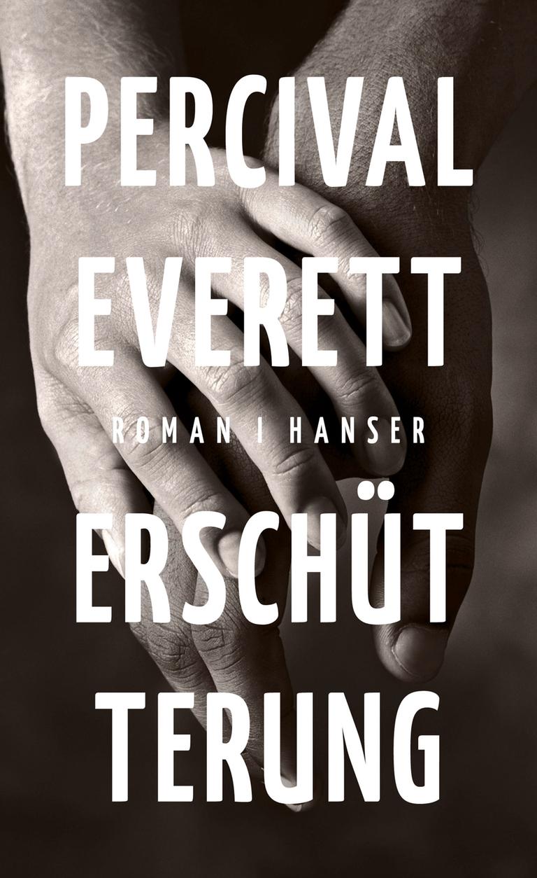 Das Cover von Percival Everetts "Erschütterung" zeigt eine Schwarz-Weiß-Fotografie von zwei Händen, die sich aneinander halten.