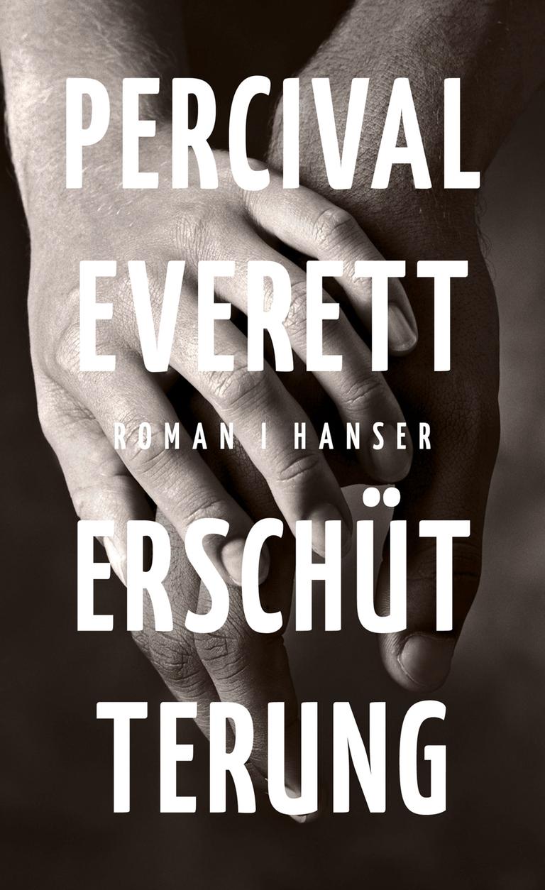 Das Cover von Percival Everetts "Erschütterung" zeigt eine Schwarz-Weiß-Fotografie von zwei Händen, die sich aneinander halten. Das Cover von Percival Everetts "Erschütterung" zeigt eine Schwarz-Weiß-Fotografie von zwei Händen, die sich aneinander halten.