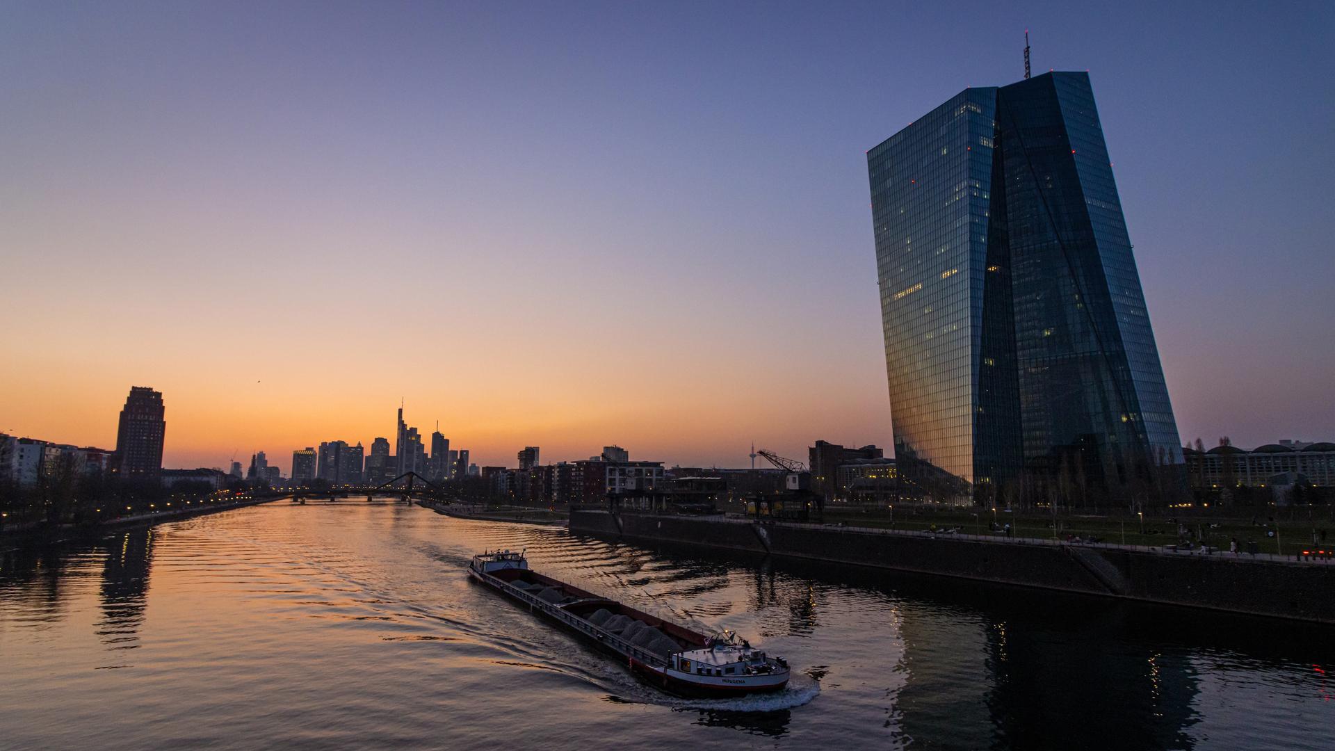 Europäische Zentralbank (EZB) und Frankfurter Skyline Europäische Zentralbank (EZB) und Frankfurter Skyline