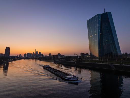 Europäische Zentralbank (EZB) und Frankfurter Skyline