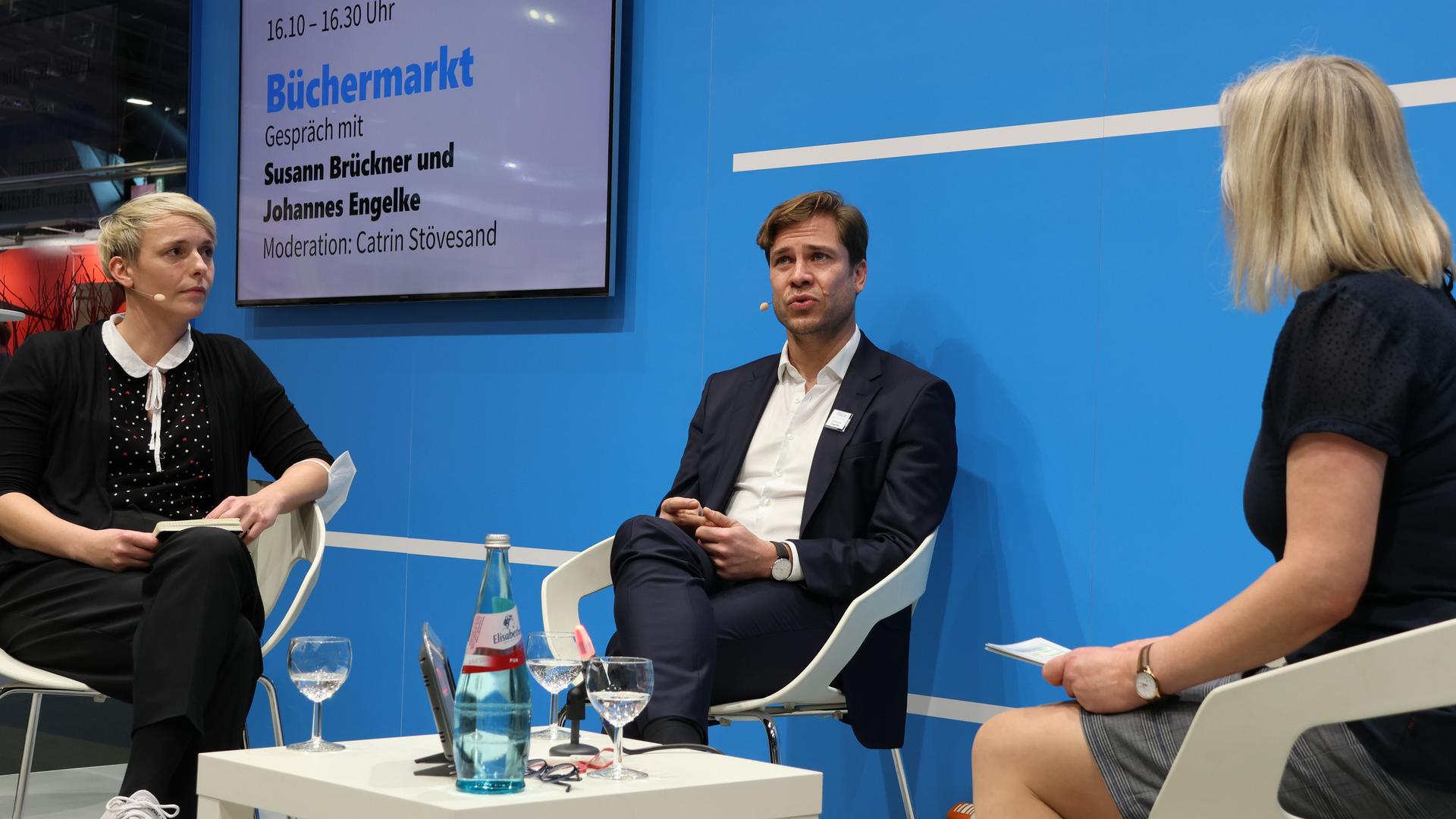Die Programmleiter der Verlage Leykam und Goldmann, Susann Brückner (l.) und Johannes Engelke (M.) im Interview mit Dlf-Redakteurin Catrin Stövesandauf der Frankfurter Buchmesse 2022 Die Programmleiter der Verlage Leykam und Goldmann, Susann Brückner (l.) und Johannes Engelke (M.) im Interview mit Dlf-Redakteurin Catrin Stövesandauf der Frankfurter Buchmesse 2022