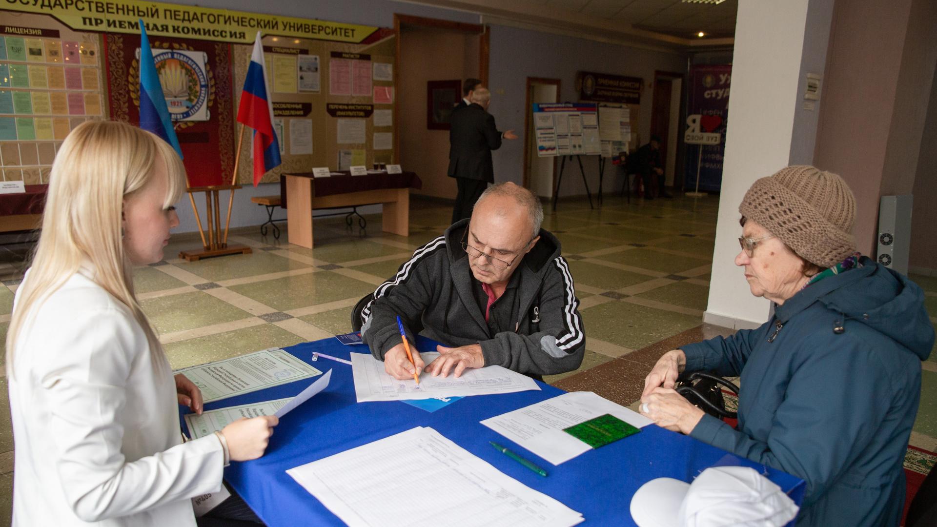 Teilnehmer des sogenannten Referendums in der Region Lugansk Teilnehmer des sogenannten Referendums in der Region Lugansk