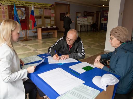 Teilnehmer des sogenannten Referendums in der Region Lugansk