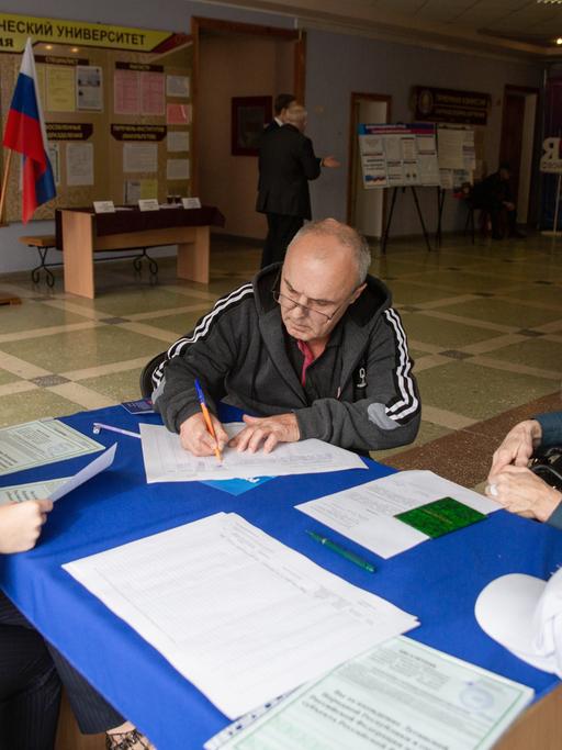 Teilnehmer des sogenannten Referendums in der Region Lugansk