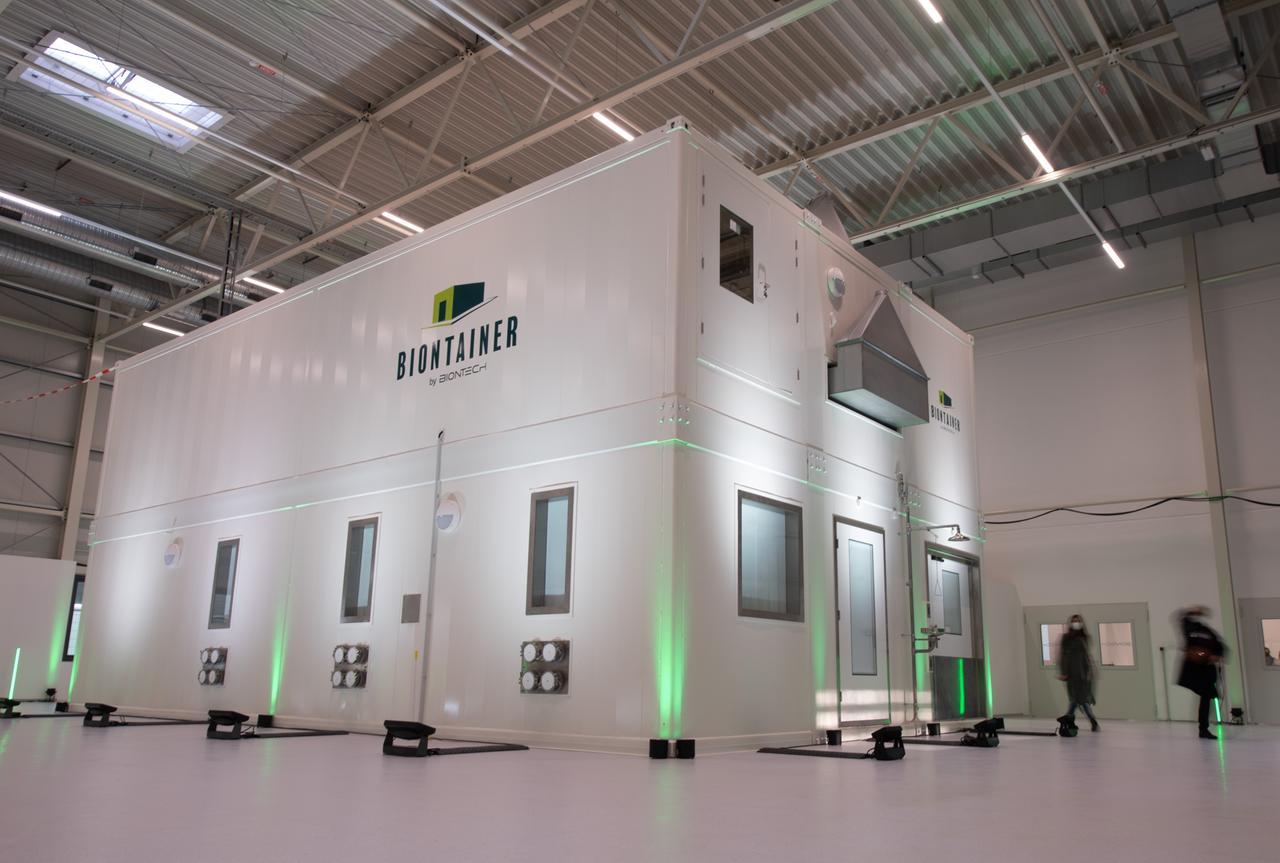 Ein aus mehreren Containern zusammengesetzter "Biontainer" steht in einer Produktionshalle des Pharma-Unternehmens Biontech in Marburg. Die Container in der Modul-Bauweise sollen in Zukunft in Afrika eingesetzt werden, um dort damit vor Ort mRNA-Impfstoffe zu produzieren. Ein aus mehreren Containern zusammengesetzter "Biontainer" steht in einer Produktionshalle des Pharma-Unternehmens Biontech in Marburg. Die Container in der Modul-Bauweise sollen in Zukunft in Afrika eingesetzt werden, um dort damit vor Ort mRNA-Impfstoffe zu produzieren.