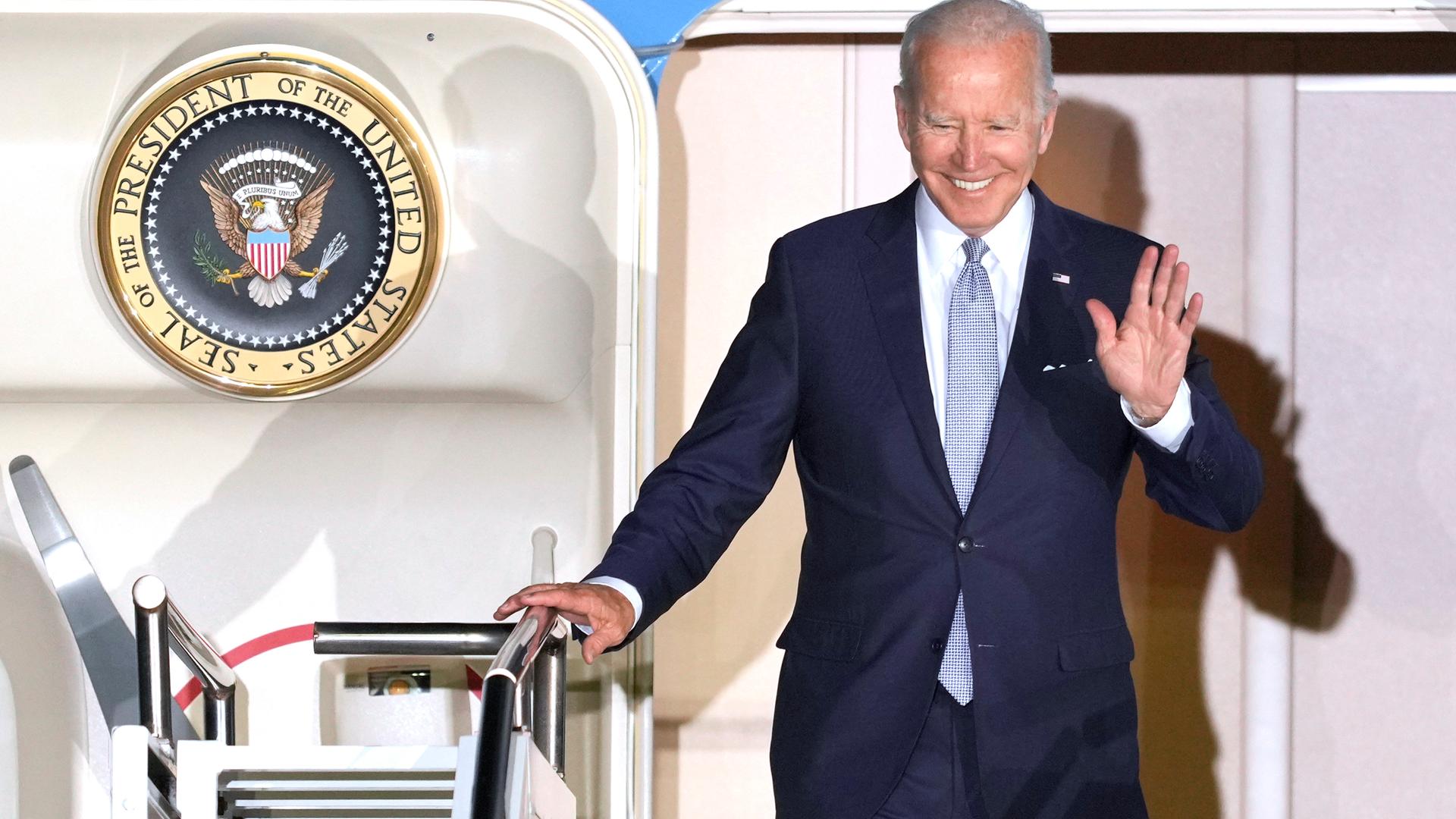 US-Präsident Biden verlässt winkend ein Flugzeug.