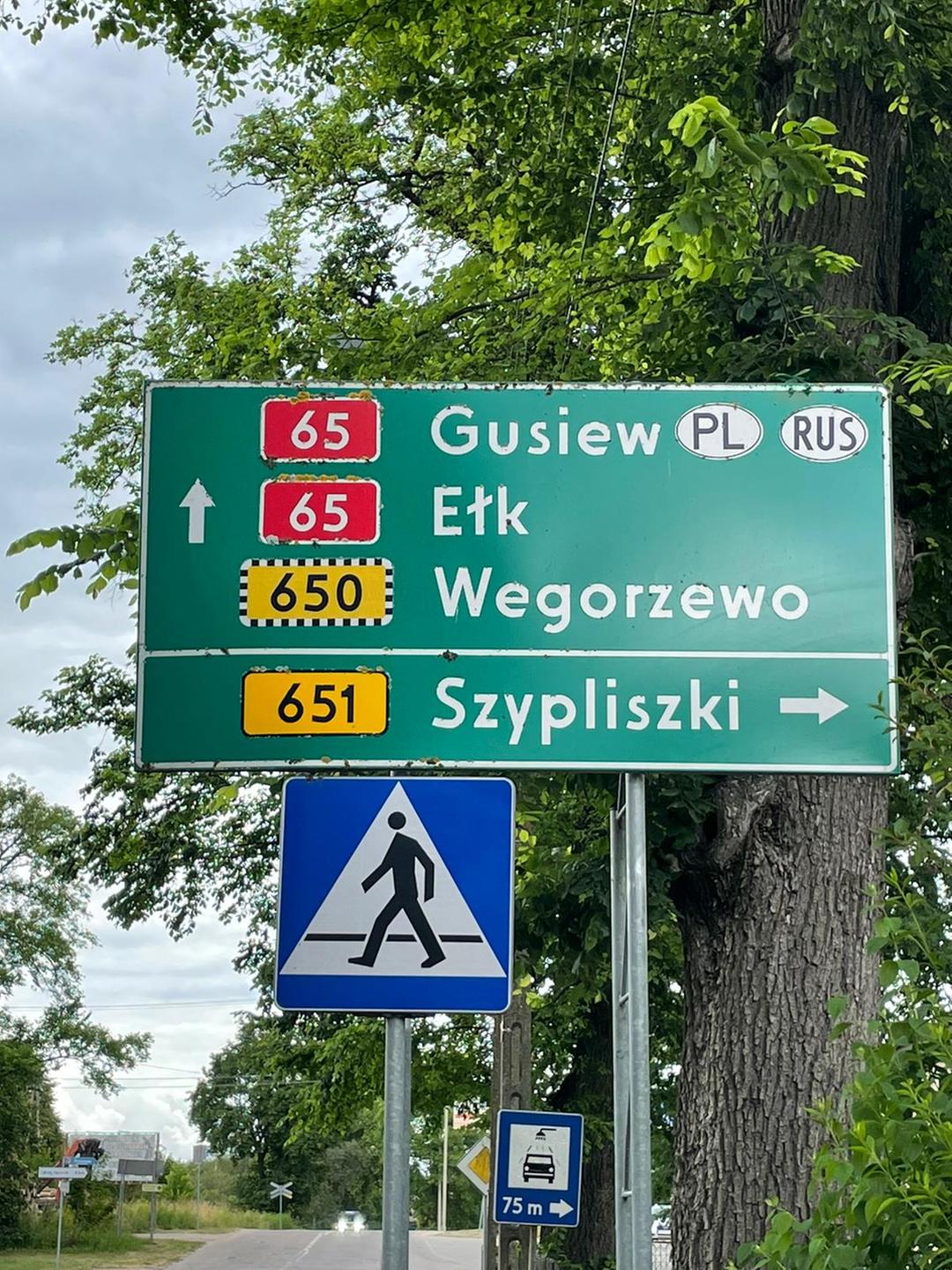 Ortsausgangsschild mit Hinweis auf Grenzübergang. Ortsausgangsschild mit Hinweis auf Grenzübergang.