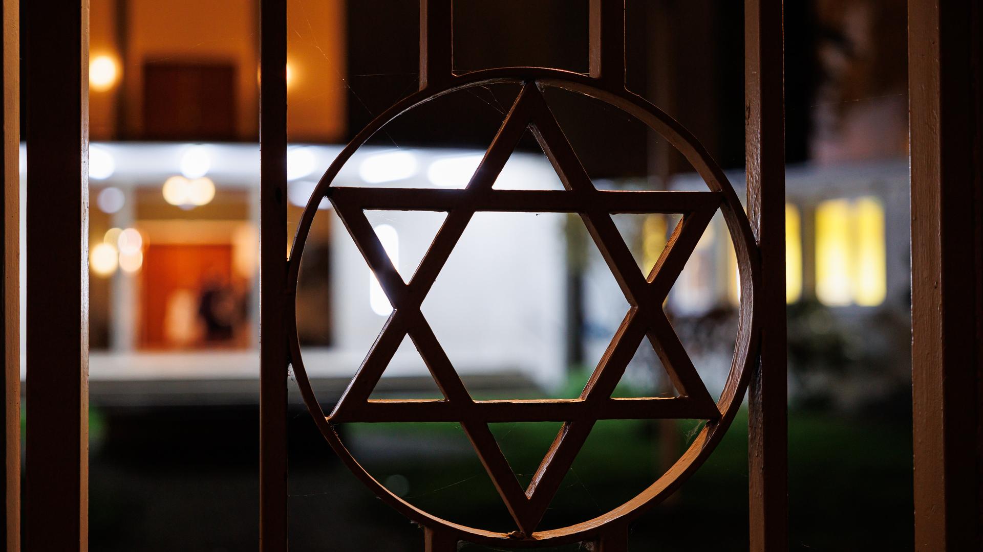 Ein Davidstern ziert das Eingangstor zum Vorhof der Synagoge. Am höchsten jüdischen Feiertag Jom Kippur ist am Mittwoch an der Synagoge Hannover ein Fenster beschädigt worden.