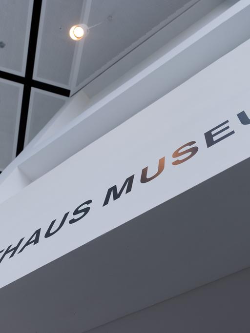 Blick in das Osthaus Museum Hagen mit dem Namen der Einrichtung als Schriftzug
