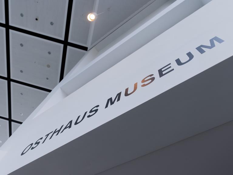 Blick in das Osthaus Museum Hagen mit dem Namen der Einrichtung als Schriftzug