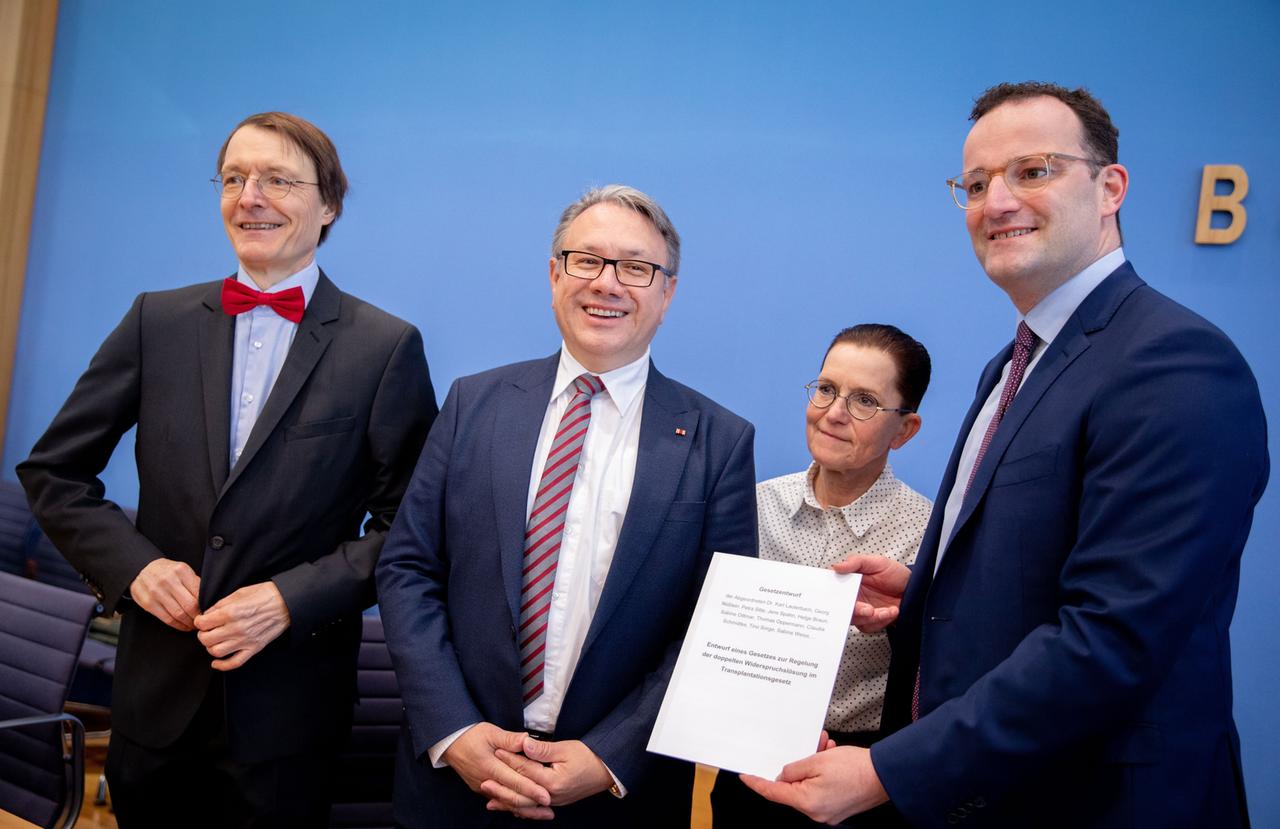 2019 in Berlin: (v.l.) Karl Lauterbach (SPD), Georg Nüßlein (CSU), stellvertretender Vorsitzender der CDU/CSU-Bundestagsfraktion, Petra Sitte (Die Linke) und Jens Spahn (CDU), Bundesminister für Gesundheit. 2019 in Berlin: (v.l.) Karl Lauterbach (SPD), Georg Nüßlein (CSU), stellvertretender Vorsitzender der CDU/CSU-Bundestagsfraktion, Petra Sitte (Die Linke) und Jens Spahn (CDU), Bundesminister für Gesundheit.